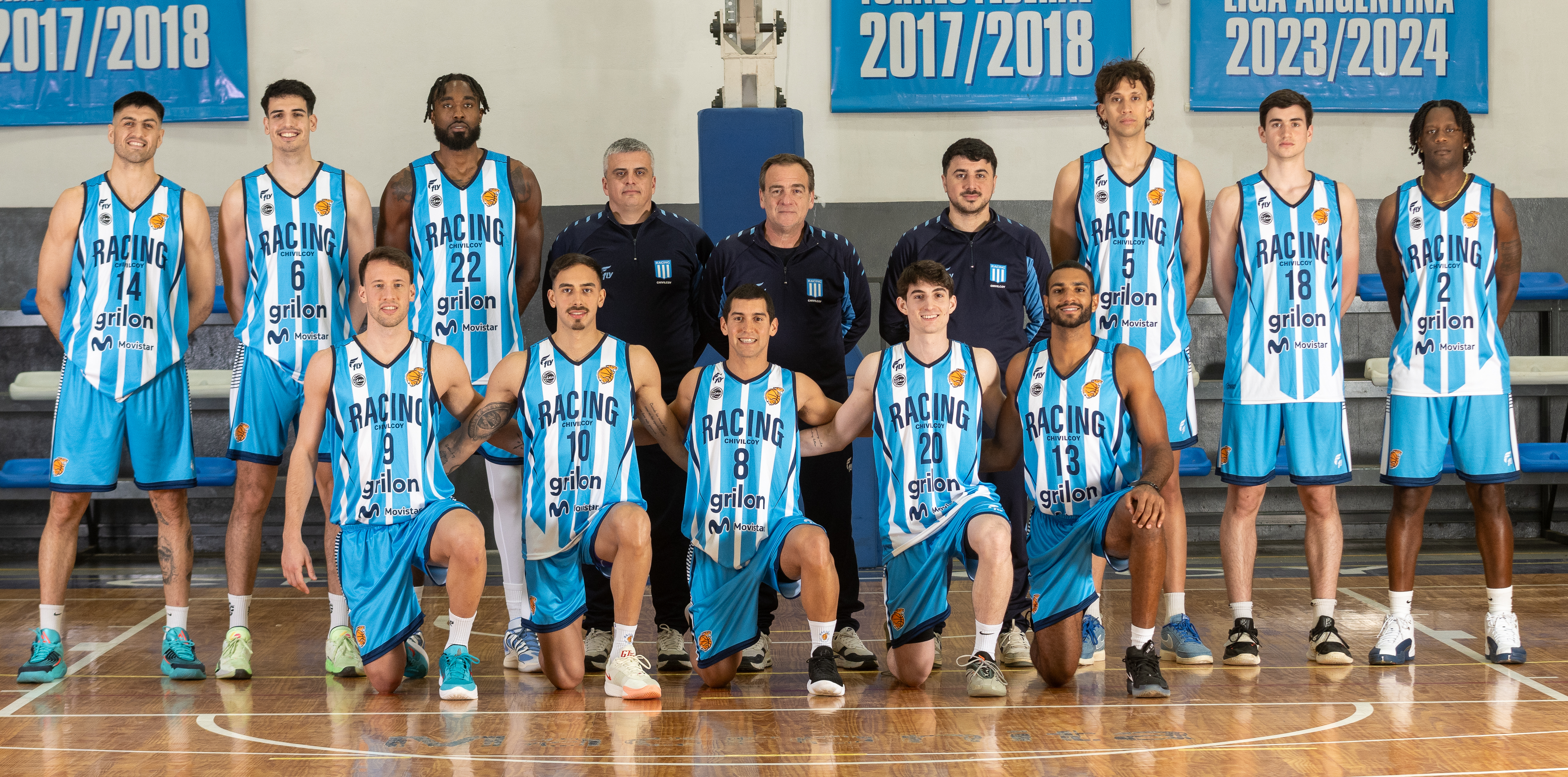 Imágen del plantel completo, cuerpo técnico y jugadores